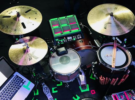 Drums Wallpaper, Drum Kit Aesthetic, Electric Drum Kit Aesthetic, Cool Drumsets, Hybrid Drum Kit, Drum Room, Purple Drum Kit, Drums Art, Heavy Metal Drum Set