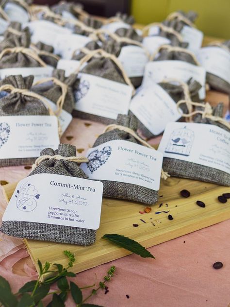 How to Make Easy Tea & Coffee Wedding Favors ( Free Printables) Easy Favors, Wedding Favors Ideas, Edible Party Favors, Coffee Wedding Favors, Tea Wedding, Tea Wedding Favors, Tea Favors, Favors Ideas, Edible Wedding Favors