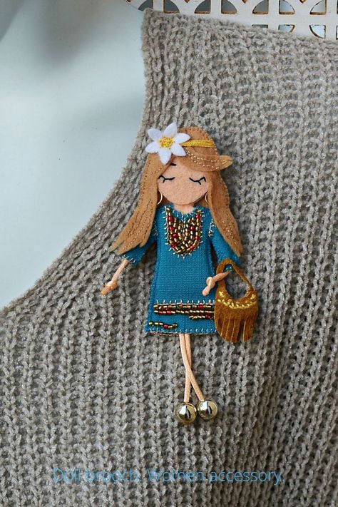 Felt Doll House, Dolls Handmade Diy, Doll Brooch, Hand Stitches, Embroidery Hoop Wall Art, Crochet Brooch, Fabric Brooch, Handmade Embroidery Designs, Pin Doll