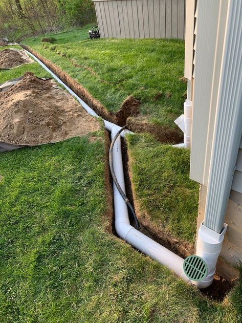 Water Drainage Ideas Yards Driveways, Underground Drainage System, Drainage Around House Foundation, Outdoor Drainage Ideas, Garden Around House, Gutter Drainage Ideas, Underground Gutter Drainage, Drainage Solutions Landscaping, Yard Drainage System