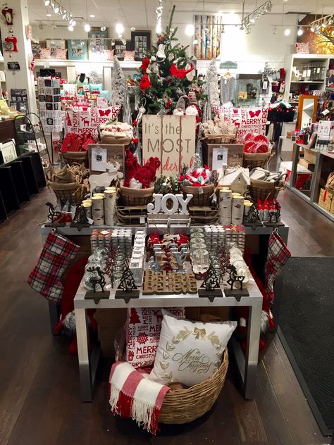 Retail Christmas Display Ideas, Christmas Store Displays Retail, Christmas Store Displays, Christmas Booth, Christmas Tree On Table, Christmas Vignettes, Christmas Window Display, Neutral Christmas Decor, Craft Booth Displays