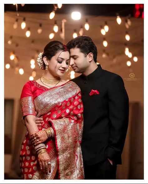 Reception Look For Indian Couple, Marathi Wedding Reception Look, Marathi Bride Reception Look, Copul Poses Sadi, Marathi Reception Look, Reception Outfit For Bride And Groom, Bengali Couples Photography, Saree Couple Poses, Reception Saree Look For Bride