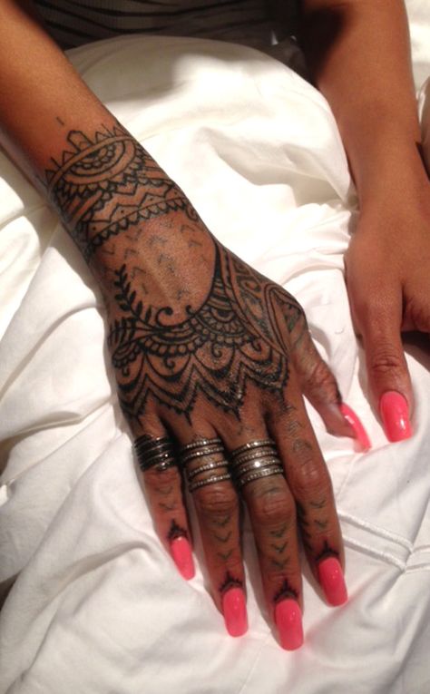 Rihanna  Gets New Henna-Inspired Tattoo All Over Her Hand—See the Exclusive Pics! Rihanna Hand Tattoo, Rihanna Tattoo, Henna Style Tattoos, Henna Inspired Tattoos, Tato Henna, Henna Tattoo Hand, Hand Tats, Henna Style, Latest Tattoos