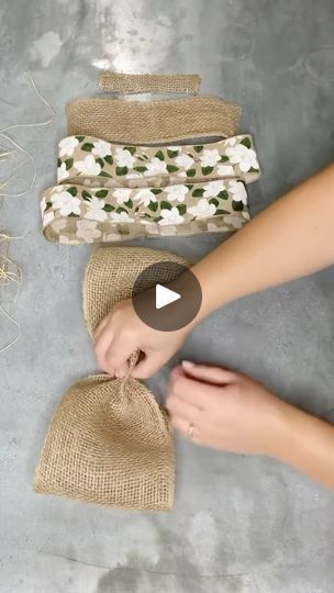 Diy Easy Bows For Wreaths, How To Make A Burlap Bow, Rag Bows How To Make, Easy Bow Making Tutorials, Diy Wreath Bow Tutorial, Diy Door Hangers, Hammons Nest, Burlap Bow Tutorial, Bow Styles