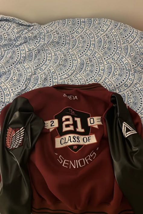 Old School Senior Jackets, Matric Baseball Jacket Ideas, Senior Jacket Aesthetic, Aesthetic Senior Jackets, Varsity Hoodie Design, School Varsity Jacket Back Design, Senior Jackets Back Design Ideas, Graduation Varsity Jackets, Old School Jacket For Seniors