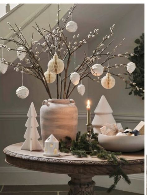 Neutral Holiday Decor, Christmas Vases, Neutral Christmas Decor, Christmas Dinner Table, Modern Christmas Decor, Christmas Decor Inspiration, Xmas Deco, Christmas Interiors, Home Decor Christmas