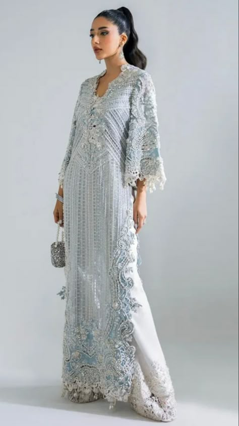 Pakistani Function Dresses, Dress Brokat Modern, Pakistani Formal Dresses, Designer Suit, Pakistani Fancy Dresses, Bridal Dress Fashion, Traditional Indian Outfits, Indian Dresses Traditional, Sana Safinaz