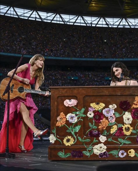 Taylor Swift On Stage, Taylor Boyfriend, London Night, London Tours, Celebrities Humor, Gracie Abrams, Travis Kelce, Long Live Taylor Swift, Live Taylor