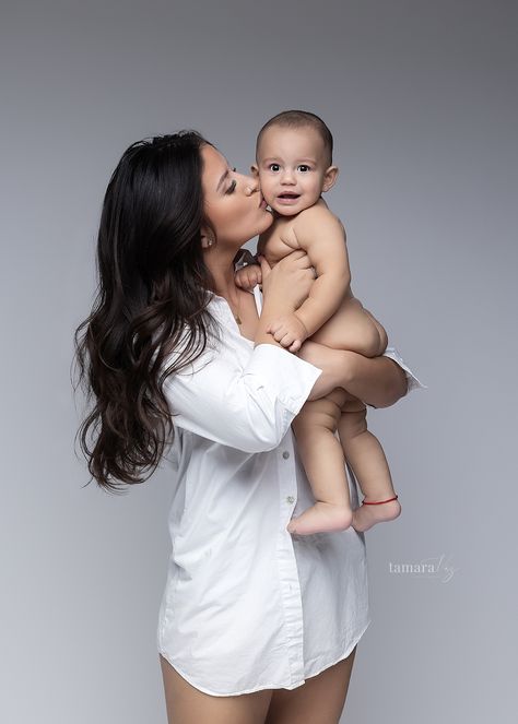 One of my favorites from this Motherhood Session gallery!!! Color or B&W? Which one is your favorite? Love this style? Book your Motherhood Mini Session now! https://tamaravazphotography.square.site/s/shop #njmaternityphotographer #njphotography #newjerseyphotographer #newjerseymaternitynewbornphotographer #morriscountynewbornphotographer #morriscountynj #morristownnjmaternityphotographer #summitnjphotographer #lincolnparknjphotographer #waynenjphotographer Mom Baby Photoshoot, Motherhood Mini Session, Motherhood Minis, Mom Photo Shoots, Motherhood Session, Beautiful Portraits, Mom Photos, Baby Poses, Mommy Baby