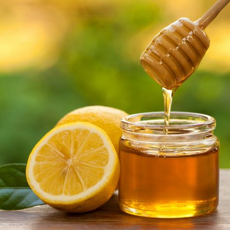 Not just for food, honey carries several magic-like powers that go beyond the perfect biscuit topping. We’ve gathered our 7 favorite (non-edible) uses for honey! Mic Dejun Rapid, Cough Syrup Recipe, Air Lemon, Homemade Cough Syrup, Lemon Face Mask, Sistem Pencernaan, Blackhead Remedies, Wajah Glowing, Help Hair Growth