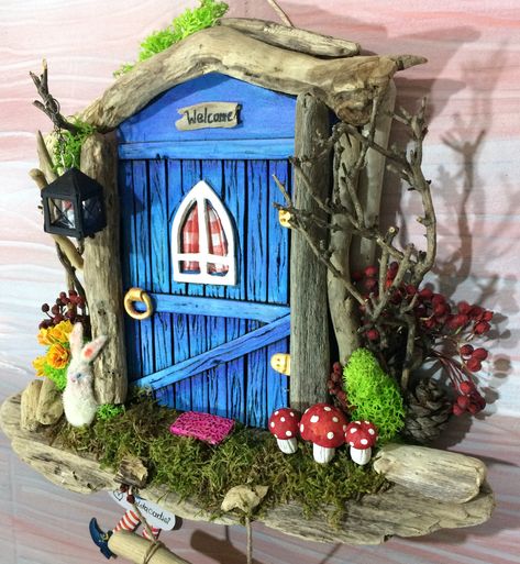 Fairy door , hand craft ideas . Using sytrofoam board , driftwoods and branches create a fairy door. Fairy House Doors Diy Ideas, Fairy Doors On Trees Diy, Fairy Doors Bedroom, Door Craft Ideas, Fairy Doors Diy How To Make, Fairy Door Drawing, Door Drawing Ideas, Fairy Door Ideas, Gnome Doors