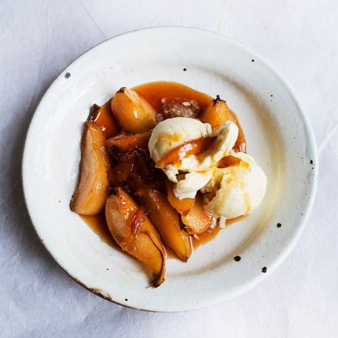 Sticky situation: marmalade pears with vanilla ice cream. Caramelized Pears, Pear Dessert, Easy Easter Desserts, Pear Recipes, God Mat, Caramel Sauce, Eat Dessert, Fruit Recipes, Just Desserts