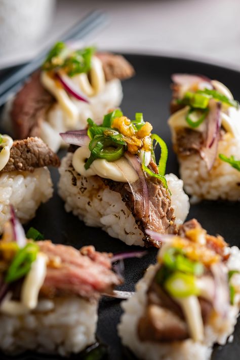 Thin sliced beef atop sushi rice topped with scallion and Japanese mayo. Beef Sushi Recipes, Sushi Appetizers Ideas, Lobster Sushi, Beef Sushi, Apple Tea Cake, Sesame Beef, Sushi Dinner, Japanese Beef, Sushi Menu