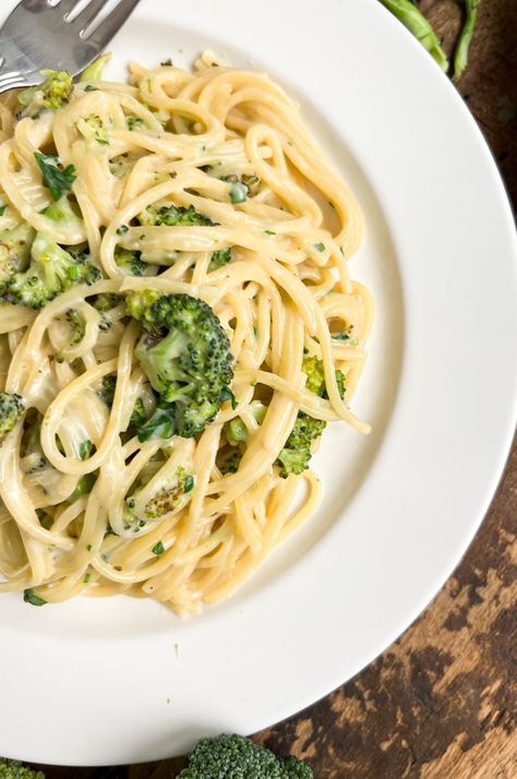 Creamy Broccoli Spaghetti | Crazy GOOD 20 Minute Pasta Recipe Broccoli Spaghetti, Italian Broccoli, Creamy Spaghetti, Vegetable Spaghetti, Healthy Noodles, Creamy Broccoli, Broccoli Pasta, Frozen Broccoli, Vegetarian Recipe