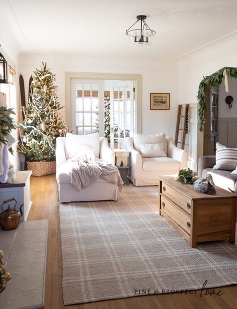 Christmas Cottage Interiors, Cottage Christmas Decor Ideas, Cozy Cottage Christmas Tree, English Cottage Christmas Living Room, Christmas Tree Cottage, Christmas Cottage Bedroom, Cottage Home Decor, Small Christmas Cottage Exterior, Farmhouse Chiratmas Family Room