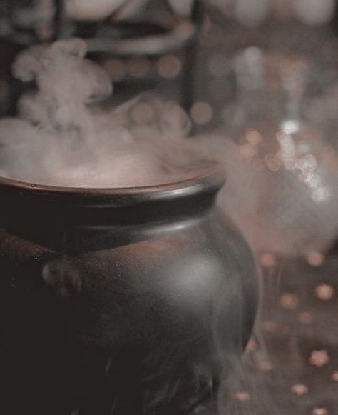 Potions Aesthetic Harry Potter, Witch Potions Aesthetic, Potions Aesthetic, Potion Aesthetic, Snape Aesthetic, Severus Snape Aesthetic, Gryffindor Harry Potter, Evan Rosier, Aesthetic Magic