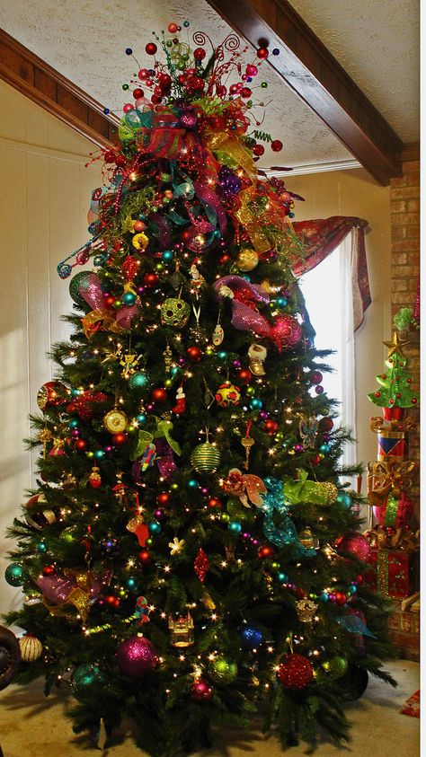 Rainbow Christmas Tree, Popular Christmas Gifts, Vintage Christmas Gifts, Rainbows Christmas, Christmas Tree Inspiration, Colorful Christmas Tree, Beautiful Christmas Trees, Christmas Tree Lighting, Christmas Scenes