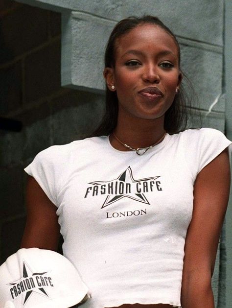 Naomi Campbell Fashion, Romeo Und Julia, 90s Supermodels, 90s Models, Black Femininity, Model Inspo, Naomi Campbell, Model Life, Just Girl Things