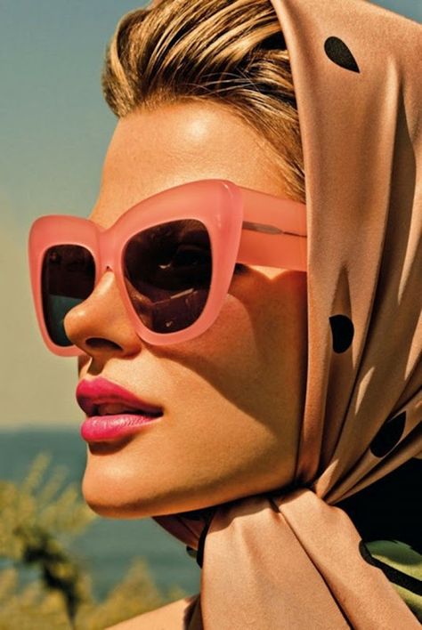 . Bandana Bayi, Couture Dior, Mode Editorials, Paris Chic, Ray Ban Wayfarer, نظارات شمسية, Ray Ban Aviator, Wearing Sunglasses, Retro Mode