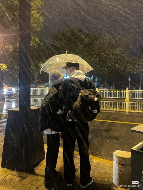 Rain Date Aesthetic, Rain With Boyfriend, Rain Couple Aesthetic, Winter Couple Goals, Teen Romance Aesthetic, Boyfriend Goals Pictures, Teen Date Ideas, Hopeless Romantic Aesthetic Pictures, Hopeless Romantic Aesthetic