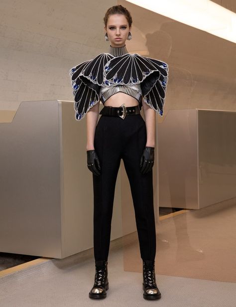 Louis Vuitton's Resort Collection is Retro-Futuristic, Tough-Edged Chic Photos | W Magazine Futuristic Aesthetic Future Fashion, Space Fashion Futuristic, Tech Fashion Women, Jackie Nickerson, Futuristic Fashion Women, Retro Futuristic Fashion, Futuristic Outfits, Futurism Fashion, Space Fashion