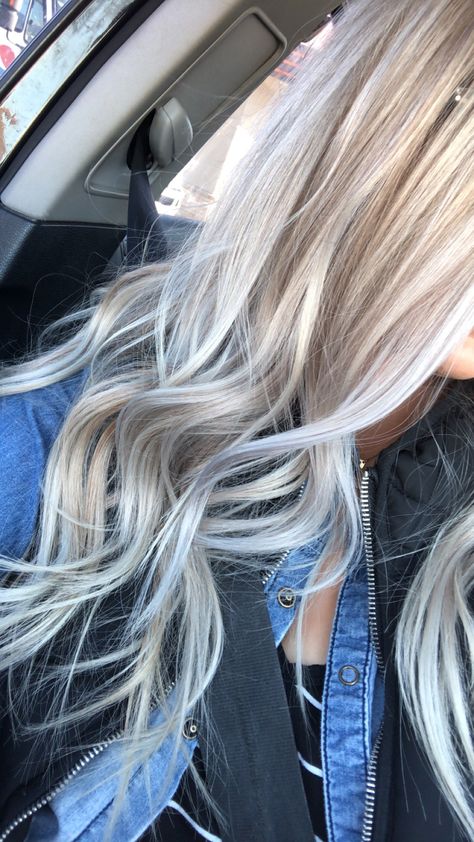 Ice Blonde Hair With Highlights, Fall Platinum Blonde Hair Color, Silver Hair Highlights Blonde, Blonde With Silver Highlights, Silver Toned Blonde Hair, White Blonde Hair With Lowlights, Trendy Hair Colors For Blondes, Silver Curly Hair, Platinum Blonde Hair With Lowlights