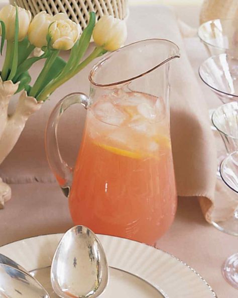 Pink Grapefruit Lemonade Lemonade Beyonce, Grapefruit Lemonade, Red Juice Recipe, Grapefruit Recipes, Refreshing Beverages, Graduation Party Foods, Fruit Fruit, Lemonade Drinks, Lemonade Recipe