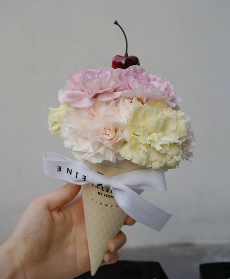 Valentines Day Floral Arrangements, Floral Arrangements Ideas, Ice Cream Flower, Craft Ideas Paper, Hanging Craft Ideas, Flower Bouquet Diy, Hanging Craft, Flower Box Gift, Paper Wall Hanging