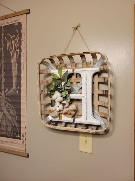 Tobacco basket/Letter initial and cotton plant wall decro! Basket Decor Ideas, Initial Decor, Initial Wall Decor, Farmhouse Basket, Basket Wreath, Basket Decor, Farmhouse Crafts, Basket Wall, Cotton Plant