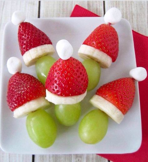 Grinch Treats, Grinch Fruit Kabobs, Grinch Kabobs, Christmas Vegetables, Healthy Christmas Snacks, Grinch Movie, Fruit Appetizers, Christmas Bread, Fruit Kabobs