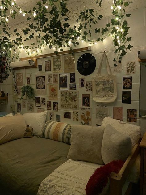 Small Room Ideas Green, Aesthetic Dorm Room Ideas Two People, Down Town Room, Edgy Bedroom, Pretty Bedrooms, Cozy Dorm, Lots Of Plants, Dream Bedroom Inspiration, Room Vibes