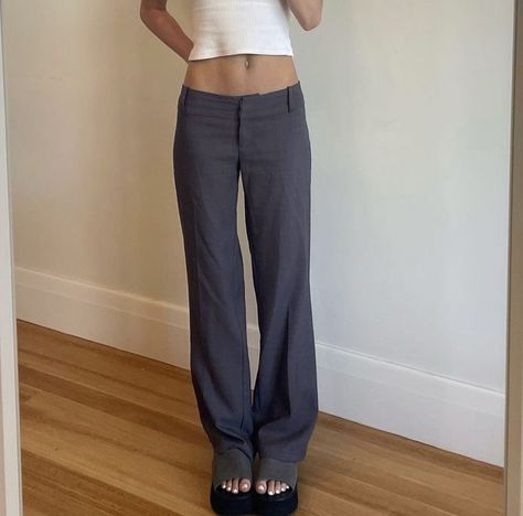 Low Waist Baggy Pants Outfit, Baggy Grey Trousers Outfit, School Trousers Aesthetic, Grey Low Waist Pants, Low Waist Suit Pants Outfit, Low Rise Office Pants, Low Waist Tailored Pants, Low Rise Black Trousers, Low Rise Work Pants