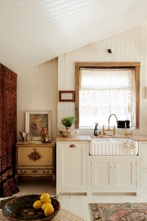 Kitchen Devol, Devol Shaker Kitchen, Vintage Kitchen Ideas, Pearl Lowe, Devol Kitchens, Beach House Kitchens, English Kitchens, Shaker Kitchen, Bohemian Beach