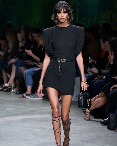 models.c on Instagram: “Mica Arganaraz for Versace Spring/Summer 2020 #micaarganaraz #versace #ss20 #mfw” Black Runway Fashion, Versace 2020, Mica Arganaraz, Versace Spring, Versace Fashion, Donatella Versace, Looks Black, Alexa Chung, Fashion Show Collection