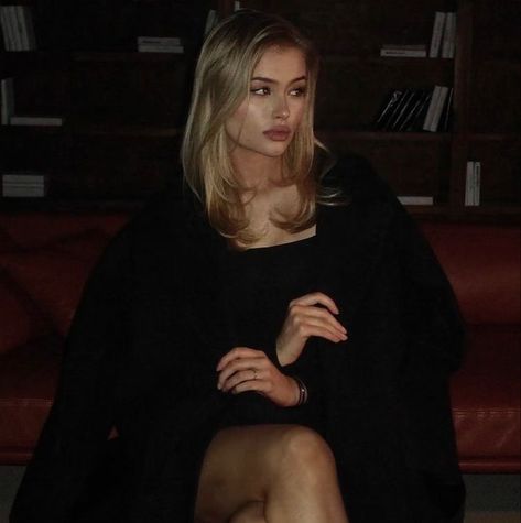 Mysterious Girl, Dark Feminine Aesthetic, Foto Ideas Instagram, Blonde Women, Feminine Aesthetic, Insta Photo Ideas, Odessa, Blonde Girl, Gossip Girl