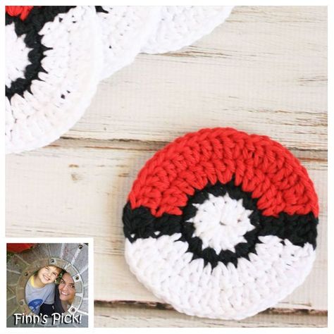 Crochet Pokemon Pattern, Pokeball Crochet Pattern, Diy With Yarn, Crochet Pokeball, Crochet Decorations, Christmas Presents For Friends, Crochet Game, Crochet Pokemon, Pokemon Pattern