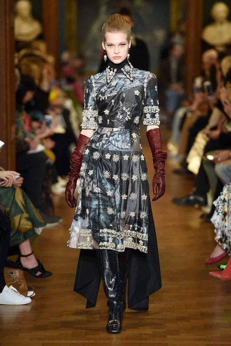 Erdem Draws From Italian Aristocracy For Fall 2019 Aristocracy Fashion, Val Garland, Couture Designers, Maxi Styles, Fashion Gallery, Winter 2022, Victorian Style, Leather Gloves, Ethnic Fashion