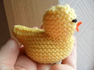 Knitted Creme Egg Easter Chick Tulip Eggs, Knitted Easter Crafts, Easter Knits, Easter Knitting, Bunny Knitting Pattern, Animal Knitting, Knitted Toys Free Patterns, Animal Knitting Patterns, Creme Egg