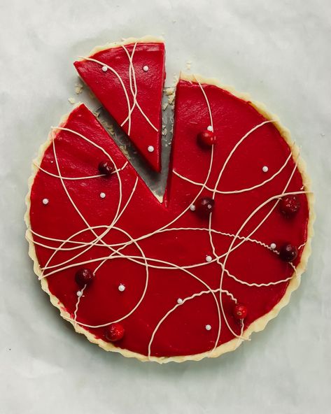 Cranberry Brie Tarts, Christmas Tart Recipes, Brie Tarts, Lime Shortbread, Shortbread Tart, Cranberry Tart, Cranberry Brie, Pretty Desserts, Festive Desserts