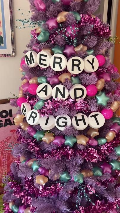 Taylor Swift Christmas, Taylor Swift Birthday, Rainbows Christmas, Diy Christmas Wreaths, Christmas Themes Decorations, Christmas Tree Garland, Christmas Wreaths For Front Door, Pink Christmas Tree, Diy Garland