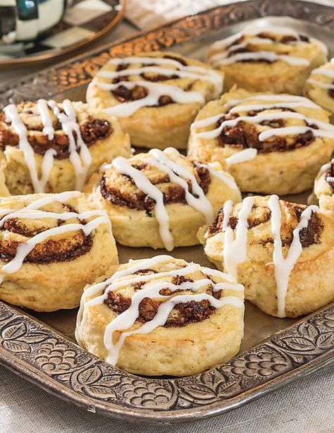 Cinnamon Roll Scones, Best Biscuit Recipe, Cinnamon Roll Icing, Cinnamon Roll Bread, Tea Sandwiches Recipes, Tea Time Food, Savory Scones, Vegan Bread, Pastry Blender