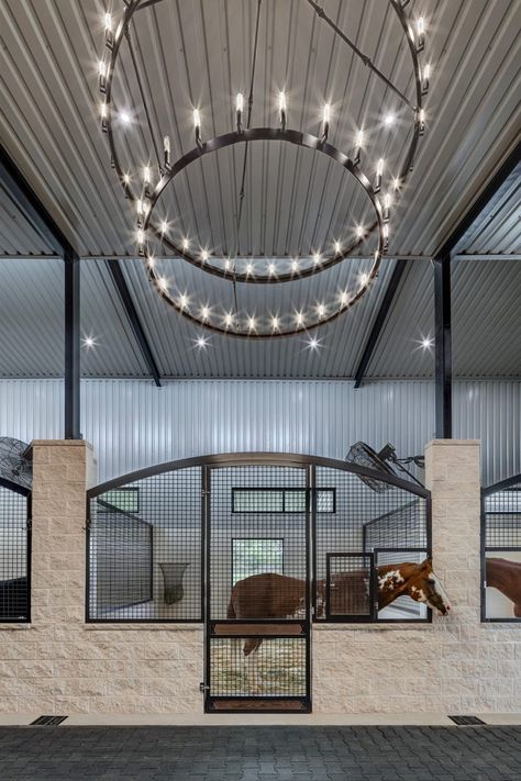 A Modern Metal Masterpiece - STABLE STYLE Luxury Animal Farm, Horse Stable Ideas, Luxury Horse Stalls, Above Window Decor, Horse Barn Interior, Luxury Horse Stables, Luxury Horse Barns, Horse Stables Design, Equine Facility