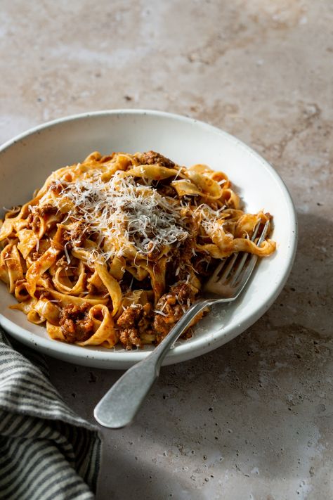 Bolognese Sauce Authentic, Tagliatelle Bolognese, Pancetta Pasta, Tagliatelle Pasta, Pasta Varieties, Veggie Fries, Food Program, Bolognese Recipe, Italian Recipes Traditional