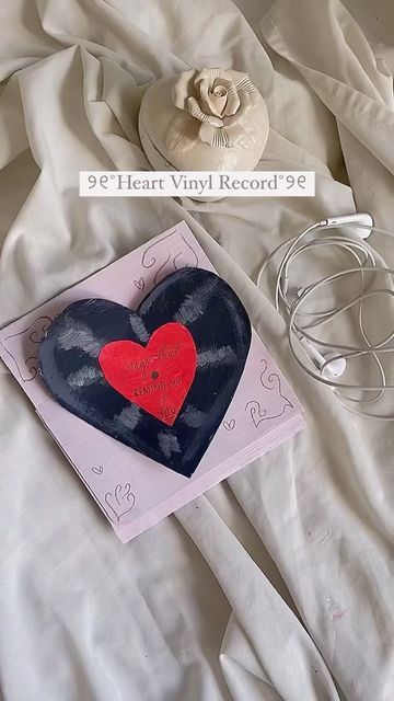 Yasmin 🧸 on Instagram: "Who said romance is lame 🤧🍓🎼🎧 Idea is: @ apricotpastafrolla on TT :) . . . #diy #gift #giftidea #anniversary #love #giftforhim #giftforher #art #artdiy #artidea #painting #lolitagirl #cottagecore #aesthetic #pinterest #pinterestinspired #sketchbook #artistsoninstagram #vinyl" Gifts To Give To Your Girlfriend, Aesthetic Valentines Gift For Boyfriend, Handmade Gift Aesthetic, Aesthetic Valentines Day Cards, Homemade Gifts For Him, Love Cards Aesthetic, Aesthetic Bday Card Ideas, Detalles Aesthetic, Homemade Romantic Gifts