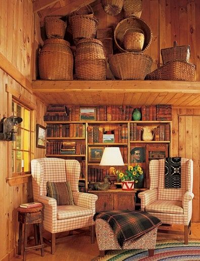 Americana Living Rooms, Americana Design, Country Primitive Decor, Old Baskets, Lake Cottage, Vintage Baskets, Primitive Home, Log Homes, Primitive Decorating