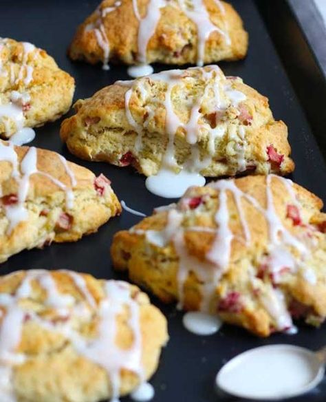 Vanilla Scones, Rhubarb Scones, Strawberry Scones, Rhubarb Desserts, Cream Scones, Rhubarb Recipes, Scone Recipe, Strawberry Recipes, Rhubarb