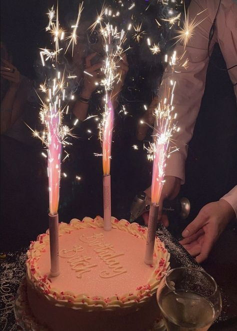 Party Outfit Ideas Aesthetic, Cake With Sparklers, Birthday Astethic, 19 Cake, Birthday Cake Sparklers, Birthday Candle Photography, Bday Vibes, Cake Sparklers, Sweet Sixteen Cakes