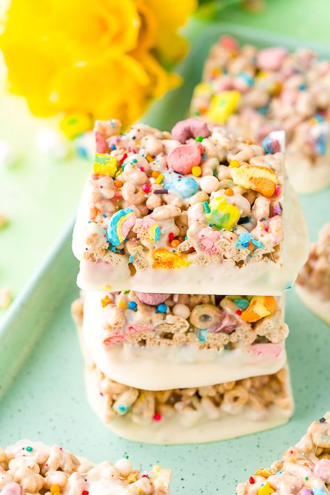 Pizza And Champagne, Lucky Charms Treats, Rice Crispy Treats Recipe, 3 Ingredient Desserts, Lucky Charms Marshmallows, Irish Recipes Traditional, Lucky Charms Cereal, Treat Bar, Krispy Treats