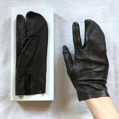 Maximilian Kilworth on Twitter: "Margiela tabi glove… " Tabi Gloves, Margiela Archive, Tabi Socks, Anti Fashion, Digital Closet, Archive Fashion, Shoe Design, Martin Margiela, Mode Inspiration