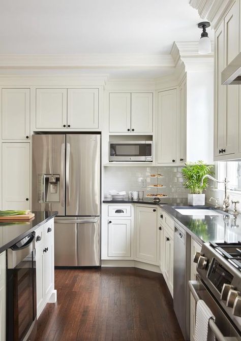 30+ Kitchens with White Cabinets and Black Granite (Photos) - Home Awakening Farmhouse Black And White Kitchen, Oiled Bronze Hardware, Modern Farmhouse Black And White, Quartz Countertops White, Black And White Kitchen Ideas, Farmhouse Black And White, Modern Farmhouse Black, Black Quartz Countertops, Dark Wood Floor